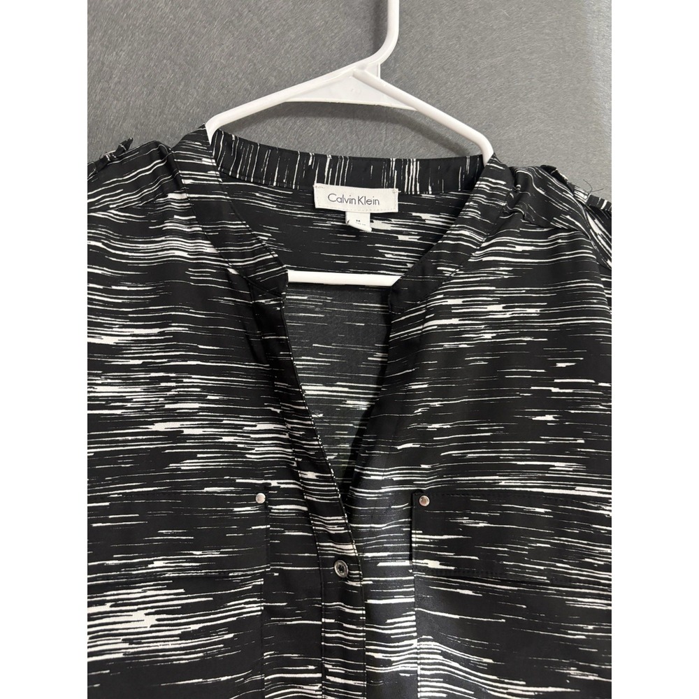 Calvin Klein Women's Blouse M Black White Abstract Print Roll Tab Sleeve - Picture 2 of 16